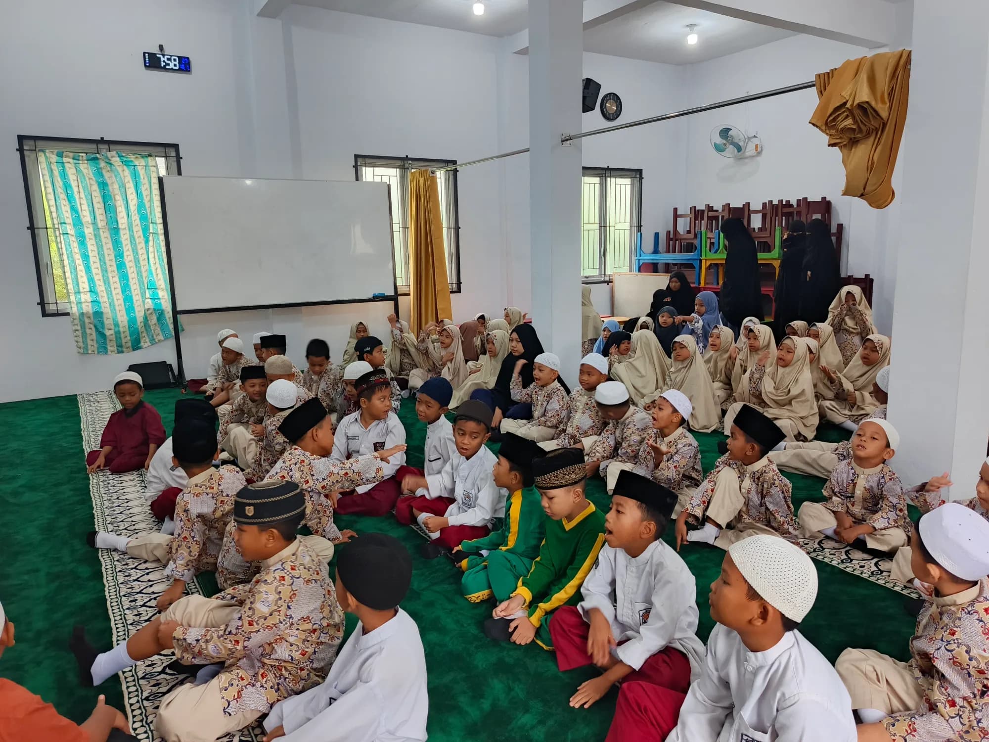 Murid-murid yayasan Qothrun Nada
